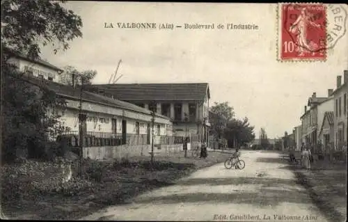 Ak La Valbonne Ain, Boulevard de l'Industrie, ländliche Landschaft, Fahrradfahrer, Poststempel