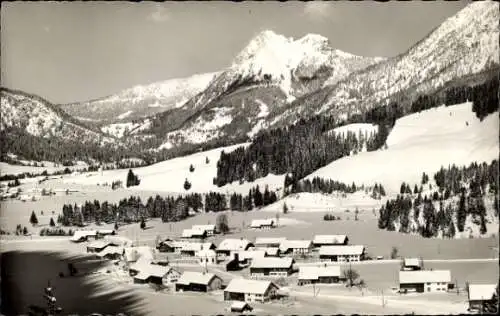 Ak Ammerwald Reutte in Tirol, Schneebedecktes Dorf, Berge im Hintergrund, Winterlandschaft, Fotog