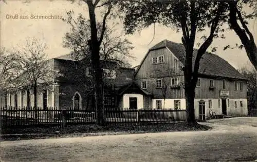 Ak Schmochtitz Bautzen Oberlausitz, Fachwerkhaus, Straße, Bäume, Gruß aus Schmochtitz