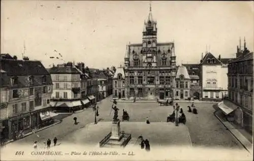 Ak Compiègne Oise, Platz vor dem Hotel de Ville,  Architektur, Statuen, Menschen