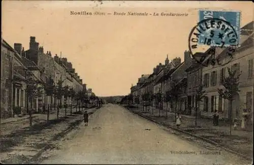 Ak Noailles Oise, Vorderansicht: Straße, Gendarmerie, alte Gebäude, jemand geht, ländliche Szene