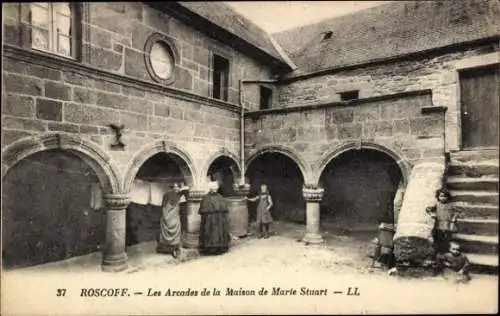 Ak Roscoff Finistère, Haus von Marie Stuart, Arkaden,  Architektur, Kinder auf dem Bild