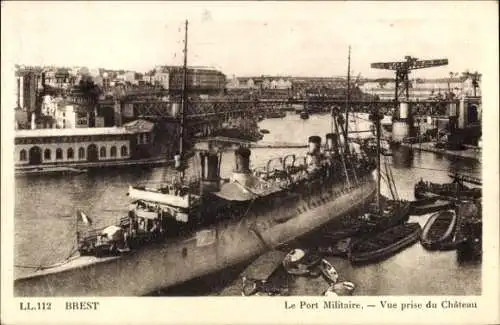 Ak Brest Finistère, Le Port Militaire, Schiffe, Wasserweg, Brücke, Stadtansicht