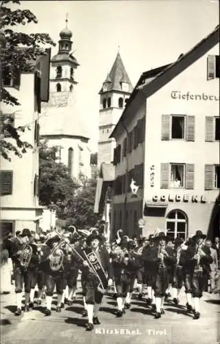 Ak Kitzbühel in Tirol, Kitzbüheler Horn, Kitzbühler Horn, Festzug mit Blaskapelle,  Gebäude, Kirc