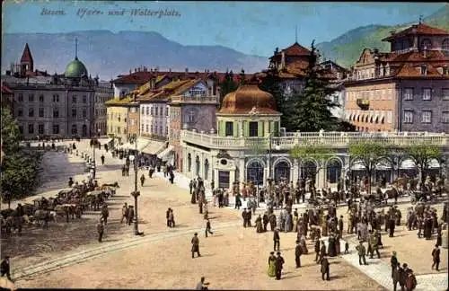 Ak Bozen Bolzano Südtirol, Vorderansicht von  lebhafte Straßenszene, Menschen, Gebäude, Berglands