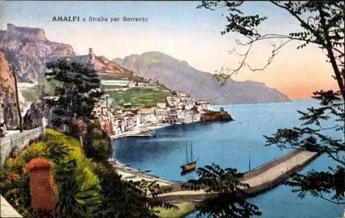 Ak Amalfi Campania, Aussicht auf  Küstenlandschaft, Sorrento Straße, Hafen mit Boot