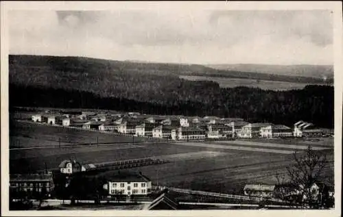 Ak Jince Jinetz Mittelböhmen, Schwarz-Weiß-Ansicht von Jinetz, Seenlandschaft, Hügel, Wolken