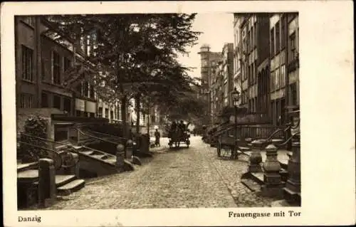 Ak Gdańsk Danzig, Blick in die Frauengasse mit Tor, Kutsche, Straßenpartie