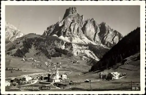 Ak Colfosco Corvara in Badia Südtirol, Berglandschaft, Sass Songher, kleine Ortschaft, Kirche