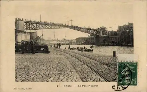 Ak Brest Finistère, Le Pont National, Hafenansicht, Schiffe, Menschen auf Brücke