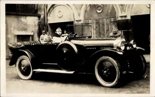 Foto Ak Französische Soldaten mit einem Automobil
