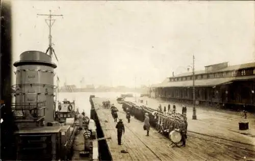 Foto Ak Deutsches Kriegsschiff im Hafen von Swinemünde, Seeleute, Orchester