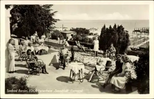 Ak Ostseebad Bansin auf Usedom, Terrasse des FDGB-Ferienheims, viele Personen, entspannte Atmosph