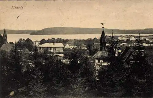 Ak Malente in Ostholstein, Blick auf  Häuser, Wasser im Hintergrund, Kirsche, Kirchturm, Bäume