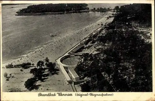 Ak Berlin Zehlendorf Wannsee, Luftaufnahme des Strandbads, Wasser und Bäume, viele Menschen am St