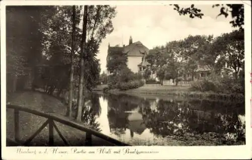 Ak Nienburg an der Weser, Schöne Flusslandschaft, Nienburg, Realgymnasium, Bäume, spiegelndes Was