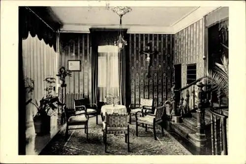 Ak Bad Nauheim in Hessen, Innenansicht eines Wohnzimmers, Möbel, Teppich, Fenster, Pflanzen
