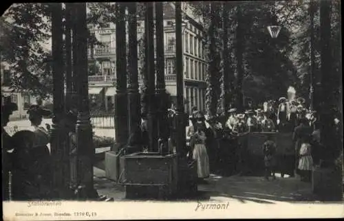 Ak Bad Pyrmont in Niedersachsen, Stahlbrunnen, Menschen, Bäume, Gebäude