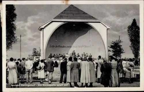 Ak Ostseebad Heringsdorf auf Usedom, Die Kurkapelle spielt auf, Zuschauer