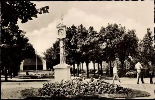 Ak Ostseebad Ahlbeck auf Usedom, Uhr, Strandpromenade, Bäume, Spaziergänger