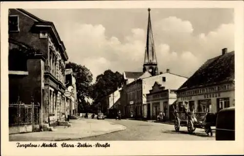 Ak Torgelow an der Uecker, Clara Zetkin-Straße, Straßenansicht,  Gebäude, alte Fahrzeuge