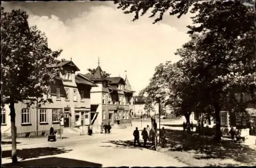 Ak Oberhof im Thüringer Wald, Städtische Ansicht, Zellaer Straße, Alte Gebäude, Fußgänger, Bäume
