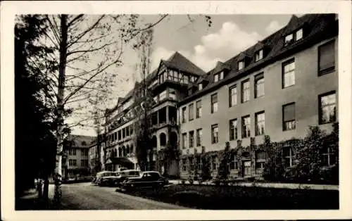 Ak Heinrichsgrün Gera Thüringen, Historisches Gebäude, Parkplatz mit Autos, Bäume