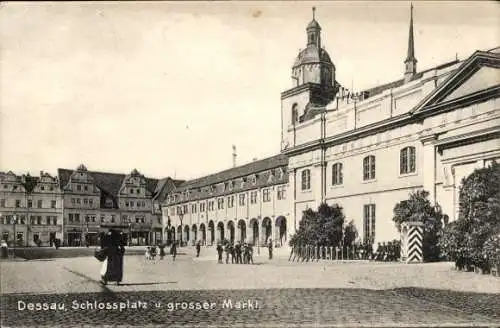 Ak Dessau in Sachsen Anhalt, Schlossplatz, großer Markt,  Architektur, Menschen, 