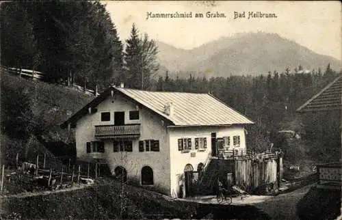 Ak Bad Heilbrunn in Oberbayern, Hammerschmied am Grabm, Gebäude mit Fenster, Berge im Hintergrund