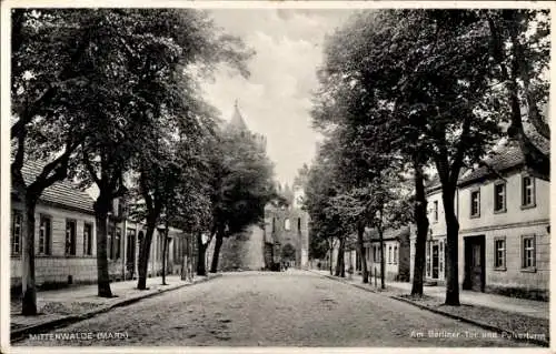 Ak Mittenwalde in der Mark, Stadtstraße, Berliner Tor, Pulverturm, Bäume,  Architektur