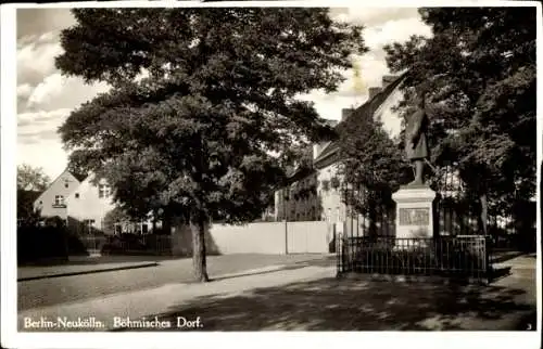 Ak Berlin Neukölln, Blick in das Böhmische Dörfchen, Denkmal