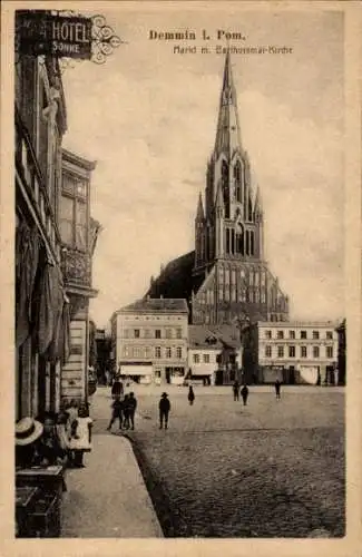 Ak Demmin in Vorpommern, Hotel Sonne, Markt, Bartholomai-Kirche,  Stadtansicht, Menschen, Gebäude