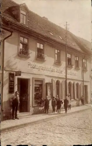Foto Ak Hohenmölsen Burgenlandkreis, Geschäftshaus, Photographisches Atelier Otto Günther, Anwohner