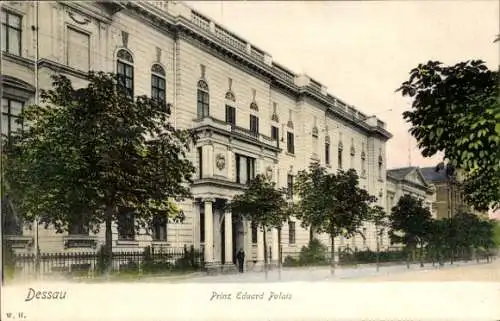 Ak Dessau in Sachsen Anhalt, W. H.,  Prinz Edward Palais, anschauliche Architektur, Bäume