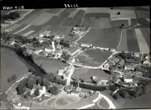 Ak Neuhausen Aham Landkreis Landshut, Schwarz-weiß Luftbild von Aham. Zu sehen sind: Kirchturm...