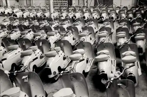 Foto Motorräder in einer Fabrik, 1956