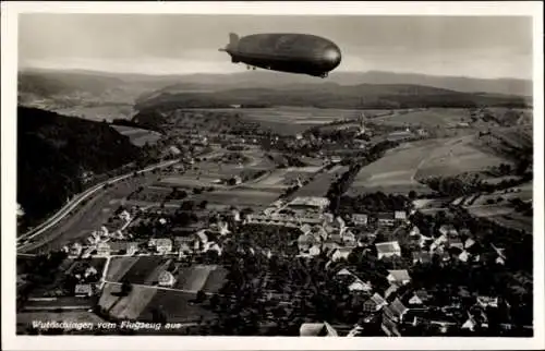 Ak Wutöschingen Breisgau, Luftaufnahme von  Zeppelin im Himmel, ländliche Umgebung