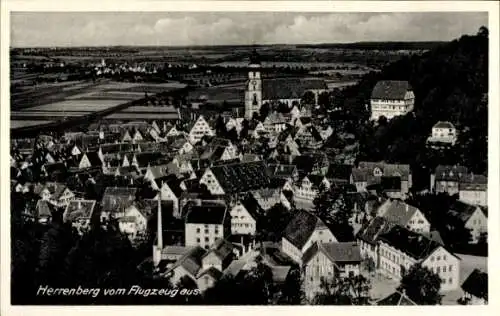 Ak Herrenberg in Württemberg, Luftaufnahme von  viele Dächer, Kirche, ländliche Umgebung