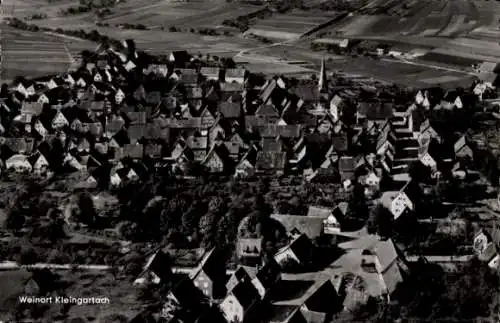 Ak Kleingartach Eppingen in Baden, Luftaufnahme von  viele Dächer, ländliche Umgebung