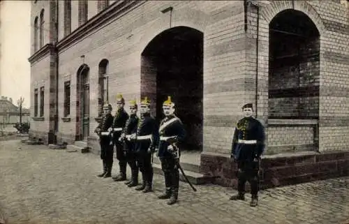 Ak Oberhoffen Oberhofen Elsass Bas Rhin, Soldaten in Uniformen, Gebäude