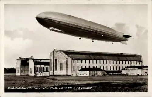 Ak Friedrichshafen am Bodensee, Luftschiff LZ 127 Graf Zeppelin über der Luftschiffhalle