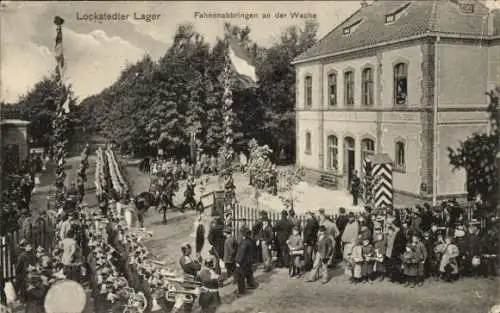 Ak Lockstedt in Holstein, Lockstedter Lager, Fahnenabbringen an der Wache, Kapelle