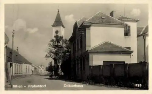 Foto Ak Probstdorf Groß Enzersdorf in Niederösterreich, Doktorhaus, Kirchturm