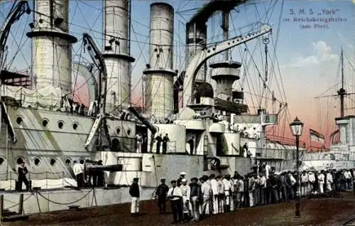 Ak Deutsches Kriegsschiff, SMS York, im Reichskriegshafen am Pier, Kaiserliche Marine