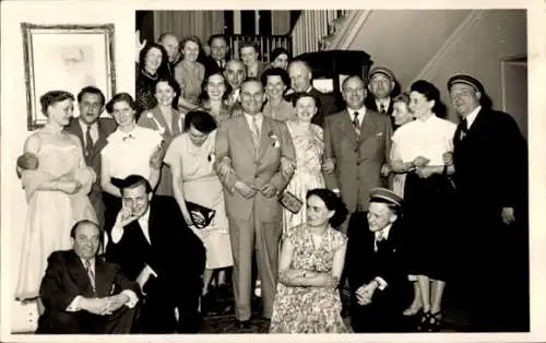 Studentika Foto Ak Gruppenbild von Menschen in einem Treppenhaus, Studenten, Damenfest