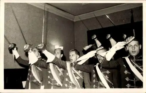 Studentika Foto Ak Studenten in Uniformen, Säbel