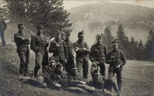 Foto Ak Männer in Uniformen, Soldaten