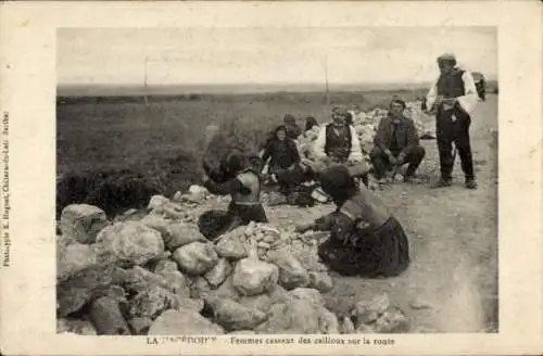 CPA Macedonie, Femmes cassant des cailloux sur l route