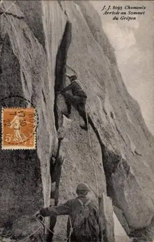 Ak Chamonix Mont Blanc Haute Savoie, Zwei Bergsteiger am Gipfel des Grepon.