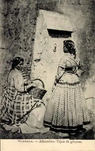 Ak Granada Andalusien Spanien, Alhambra, Zwei Frauen in traditioneller Kleidung stehen vor ein...